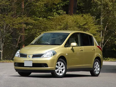 Dịch vụ thay Kính chắn gió xe Nissan Tiida tận nơi