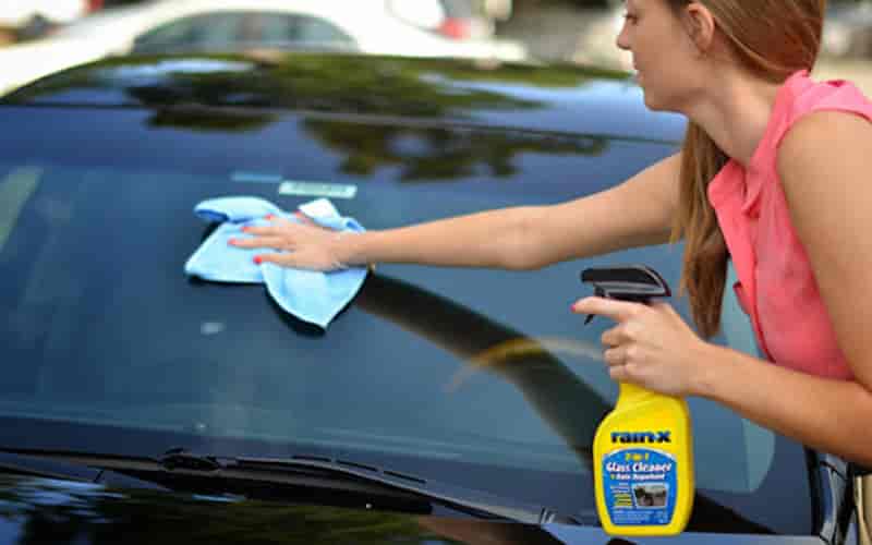 Hình 3: Nên ưu tiên lựa chọn sản phẩm lau kính chuyên dụng chất lượng để làm sạch kính chắn gió một cách hoàn hảo