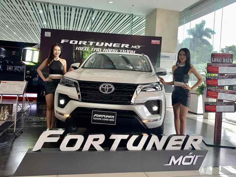 THAY KÍNH XE fortuner tận nơi Giá rẻ