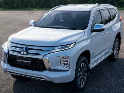 *Dịch vụ thay kính xe Mitsubishi Pajero Sport tại nhà