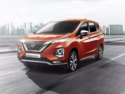 *Dịch vụ thay kính xe Nissan Livina tận nơi
