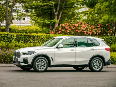 *Dịch vụ thay kính xe BMW X5 tận nơi